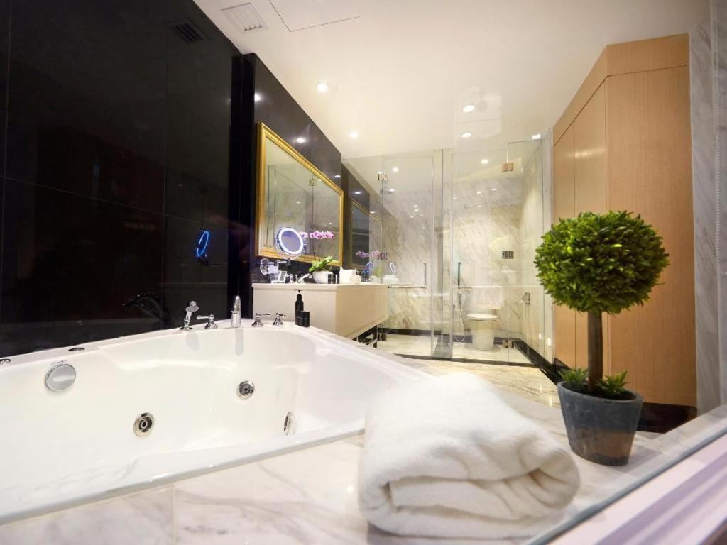 Kingwood Boutique Hotel Miri Esterno foto